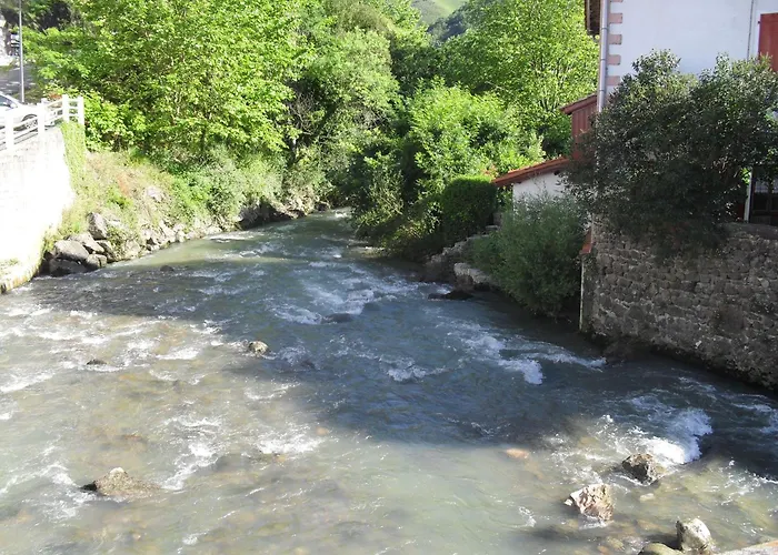 Logis Andreinia & فندق Esterençuby