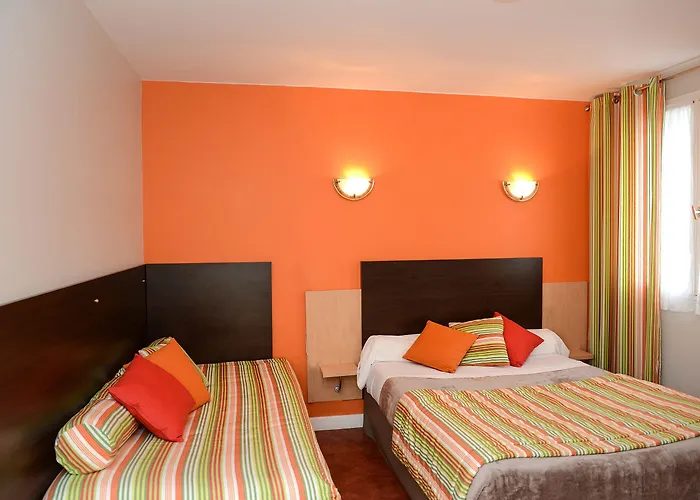 فندق Logis Andreinia & 2*