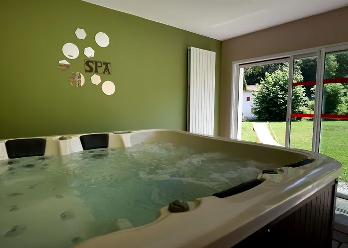 Logis Andreinia & فندق 2*