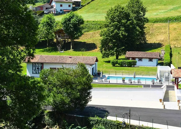 Logis Andreinia & فندق Esterençuby